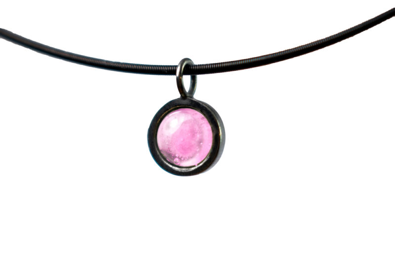 Colgante de plata oxidada "Helix" con ADN mascota rosa