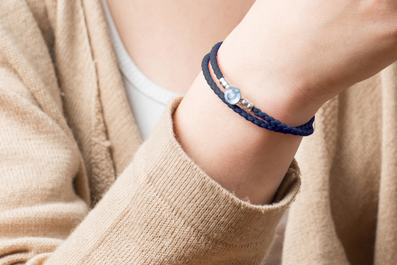 Pulsera de piel "Navy" con ADN mascota para mujer azul marino azul detalle