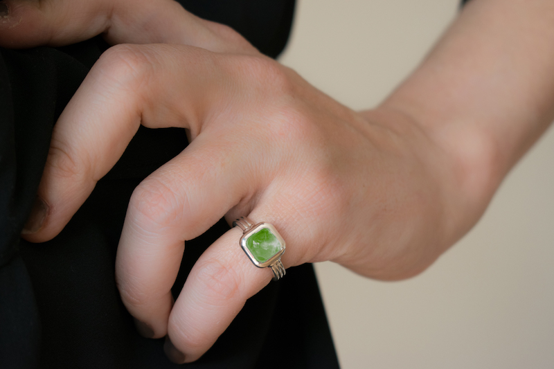 Anillo de plata "Elegance" con ADN mascota verde mano